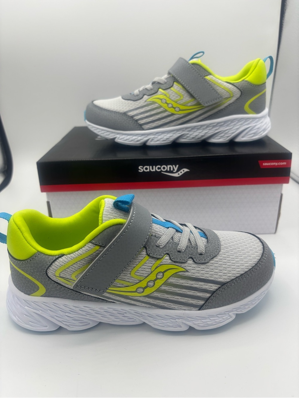 Saucony Wind Grey/Lime Boys sneakers size 3 Wide width NWT